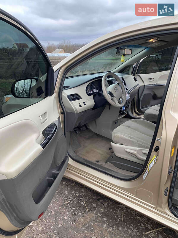 Мінівен Toyota Sienna 2014 в 
