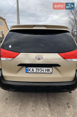 Мінівен Toyota Sienna 2014 в 