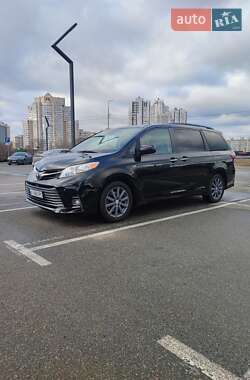 Минивэн Toyota Sienna 2019 в 