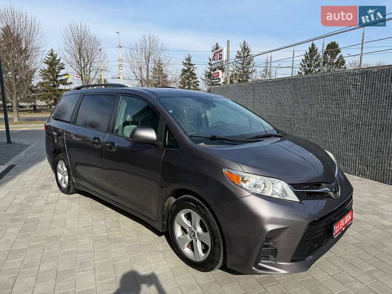 Минивэн Toyota Sienna 2018 в 