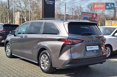 Минивэн Toyota Sienna 2022 в 