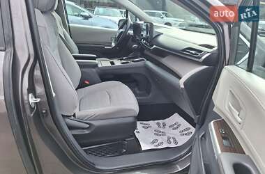 Минивэн Toyota Sienna 2022 в 