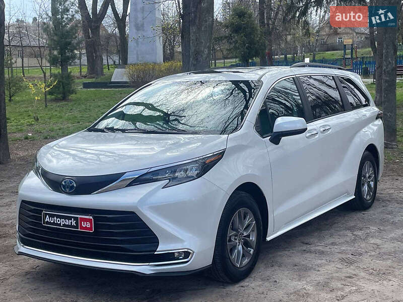 Минивэн Toyota Sienna 2023 в 
