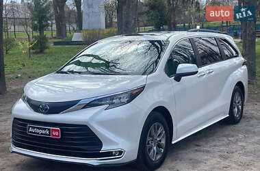 Минивэн Toyota Sienna 2023 в 
