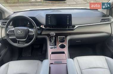 Минивэн Toyota Sienna 2023 в 