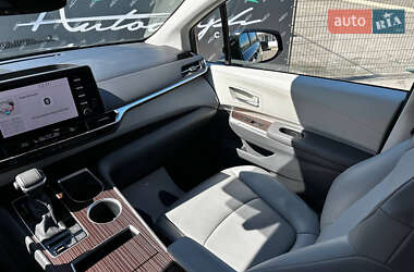 Мінівен Toyota Sienna 2021 в 