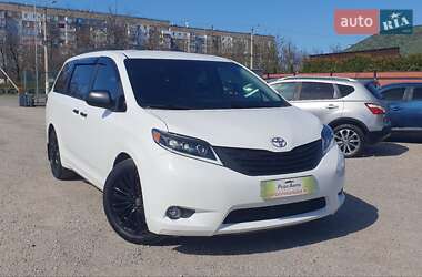 Минивэн Toyota Sienna 2016 в 