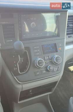 Минивэн Toyota Sienna 2016 в 