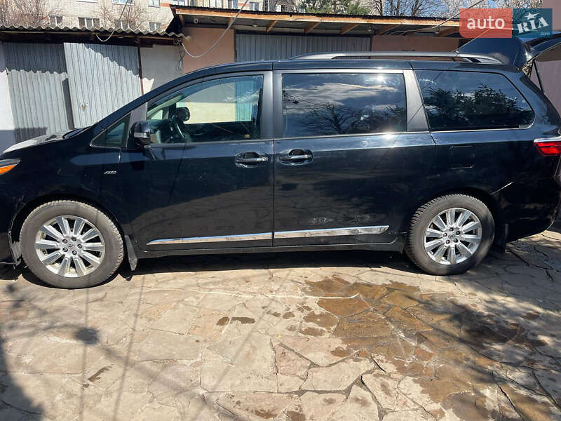 Мінівен Toyota Sienna 2017 в Харкові