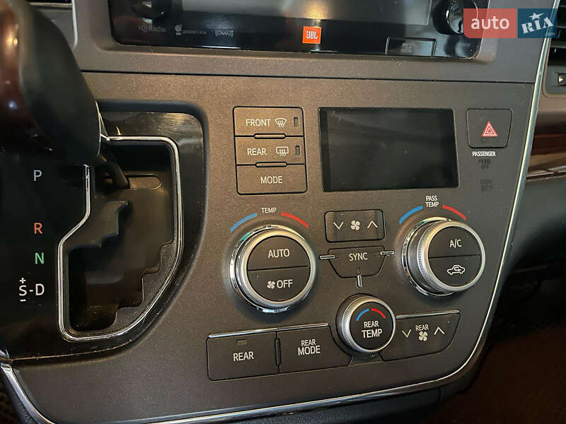 Мінівен Toyota Sienna 2017 в Харкові