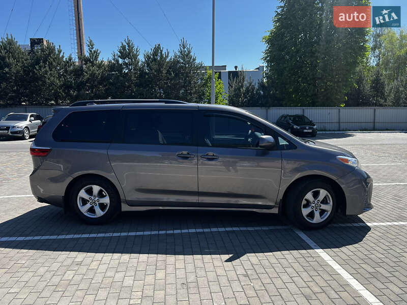 Мінівен Toyota Sienna 2018 в Луцьку