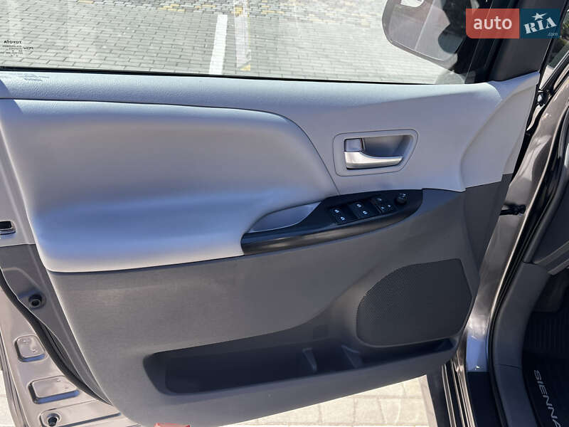 Мінівен Toyota Sienna 2018 в Луцьку