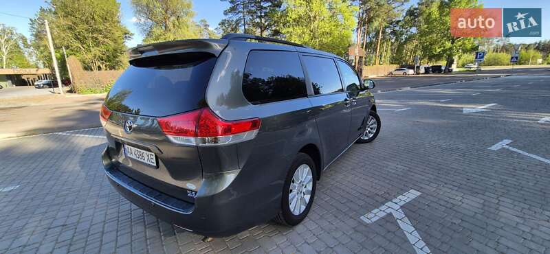Мінівен Toyota Sienna 2013 в Києві