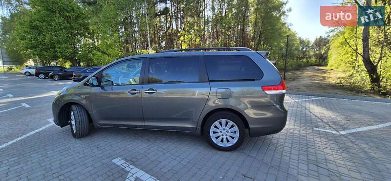 Мінівен Toyota Sienna 2013 в Києві