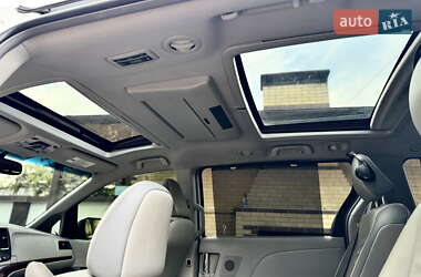 Мінівен Toyota Sienna 2014 в 