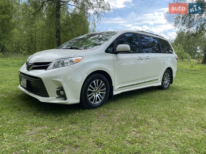 Мінівен Toyota Sienna 2018 в Радивиліві