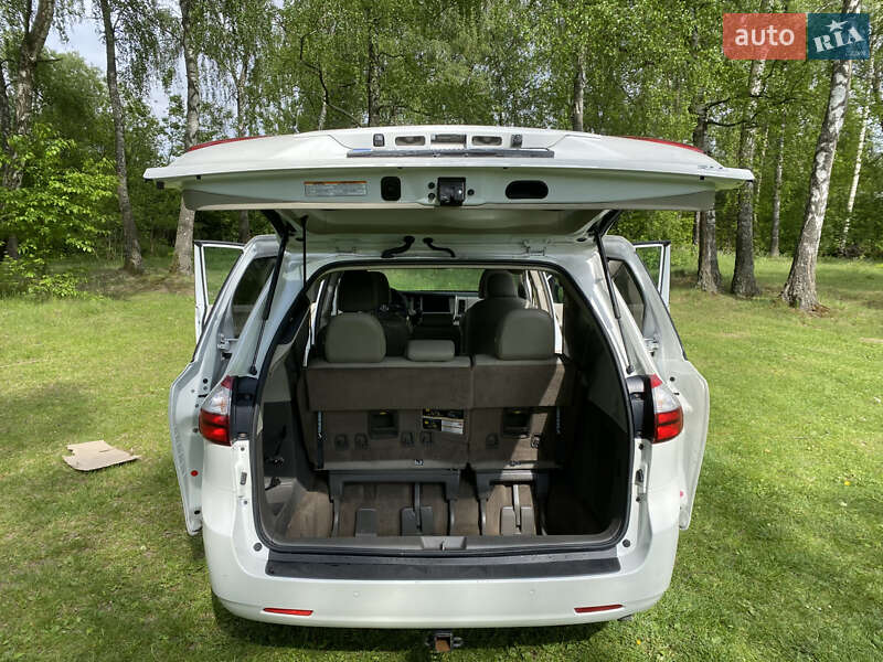 Мінівен Toyota Sienna 2018 в Радивиліві