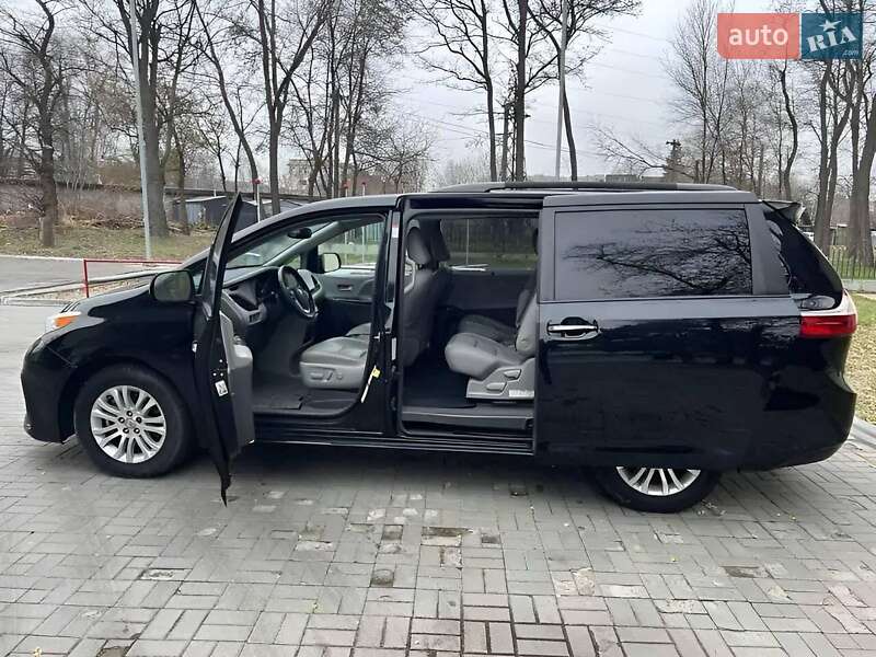 Минивэн Toyota Sienna 2017 в 