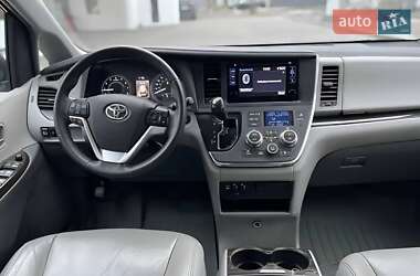 Минивэн Toyota Sienna 2017 в 