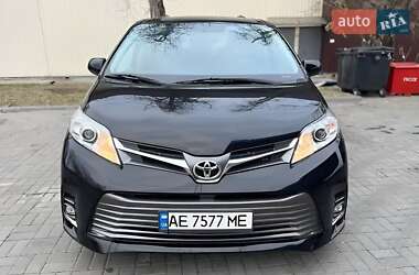 Минивэн Toyota Sienna 2017 в 