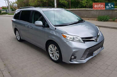 Минивэн Toyota Sienna 2013 в 