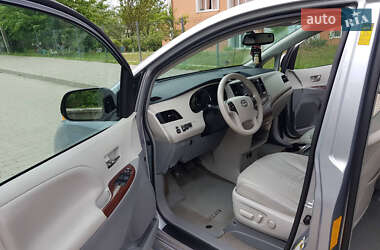Минивэн Toyota Sienna 2013 в 