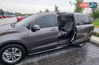 Минивэн Toyota Sienna 2023 в 