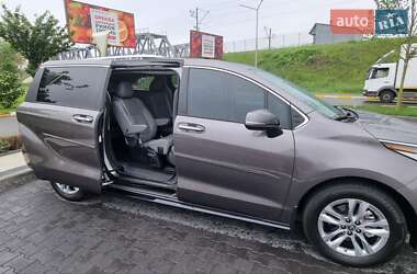 Минивэн Toyota Sienna 2023 в 
