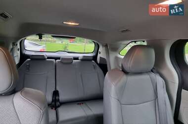 Минивэн Toyota Sienna 2023 в 