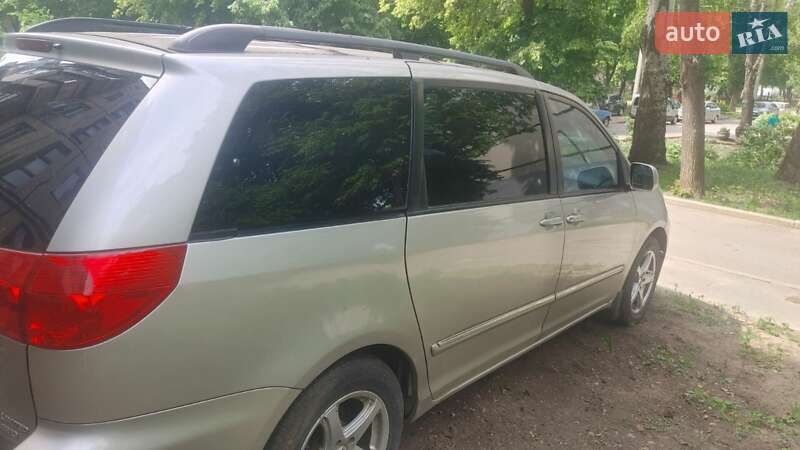 Минивэн Toyota Sienna 2007 в 