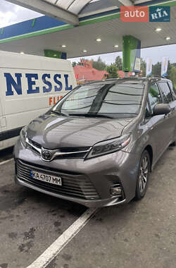 Мінівен Toyota Sienna 2019 в Києві
