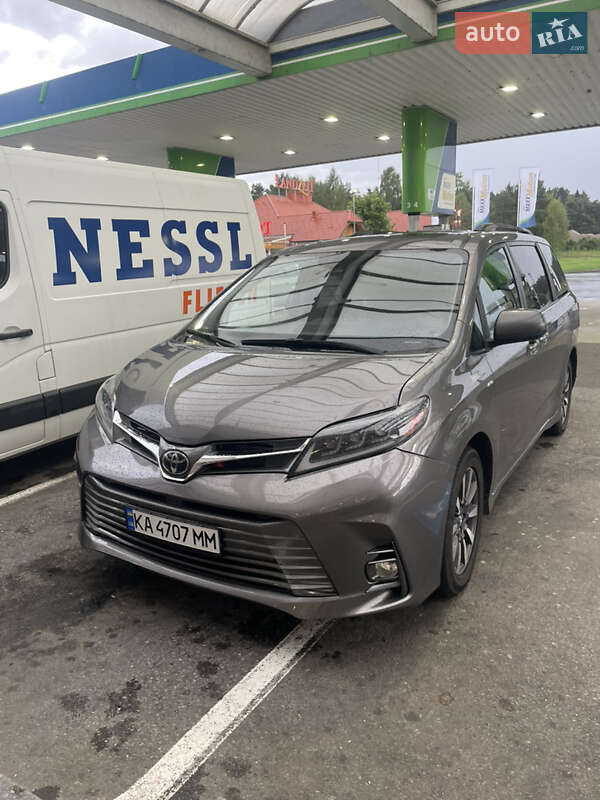 Мінівен Toyota Sienna 2019 в Києві
