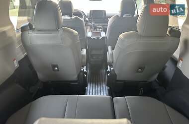 Минивэн Toyota Sienna 2023 в 
