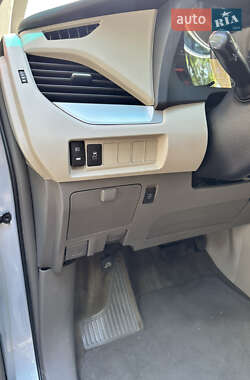 Минивэн Toyota Sienna 2015 в 