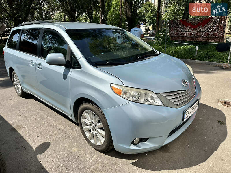 Минивэн Toyota Sienna 2015 в 