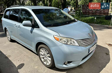 Минивэн Toyota Sienna 2015 в 