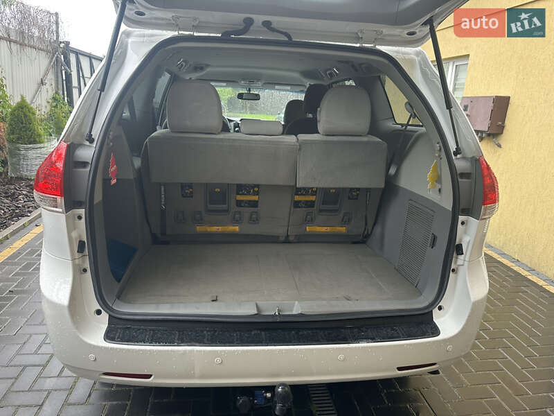 Мінівен Toyota Sienna 2011 в Луцьку