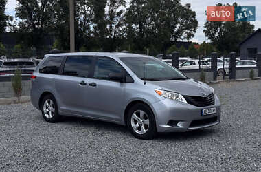 Мінівен Toyota Sienna 2010 в Дніпрі