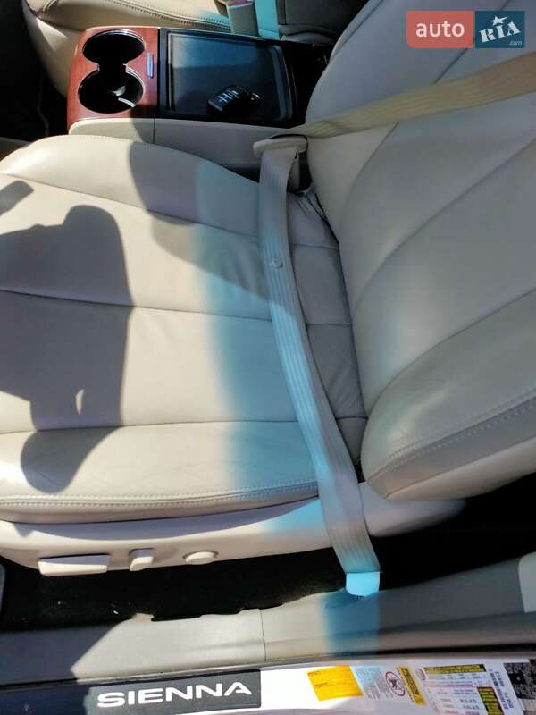 Мінівен Toyota Sienna 2013 в Дніпрі