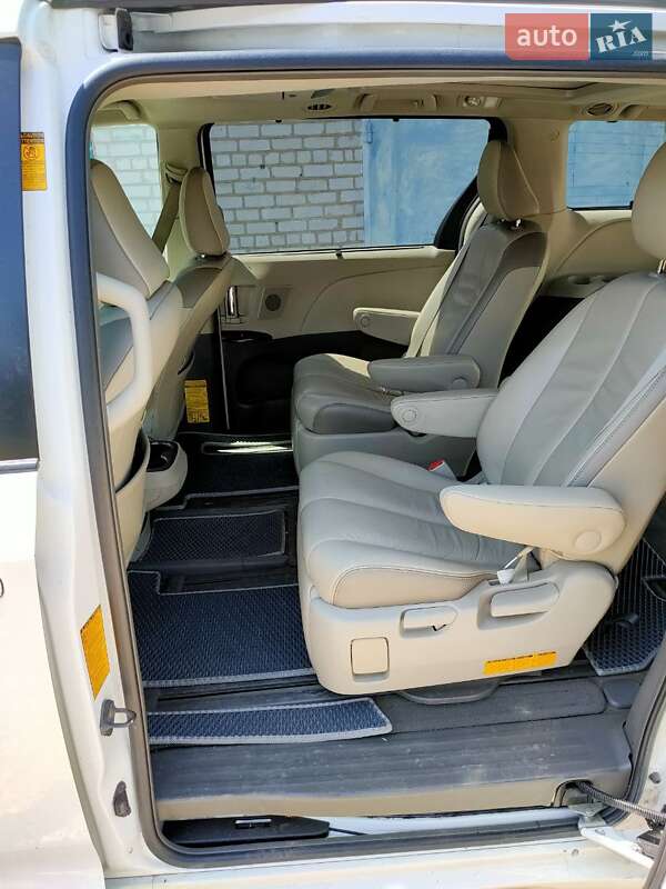 Мінівен Toyota Sienna 2013 в Дніпрі