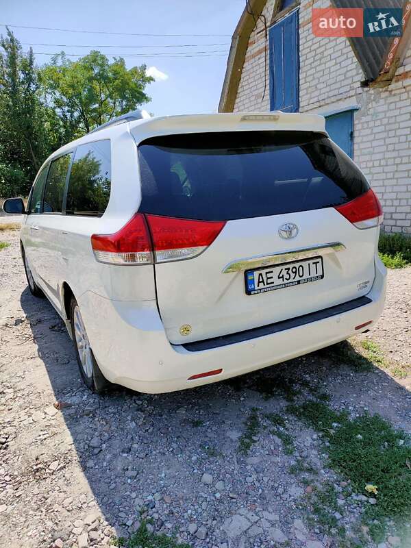 Мінівен Toyota Sienna 2013 в Дніпрі