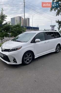 Минивэн Toyota Sienna 2018 в Киеве