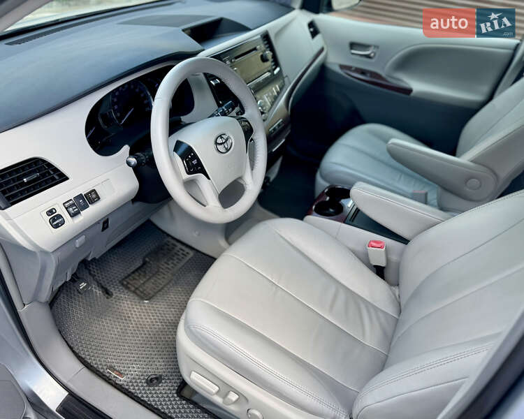 Мінівен Toyota Sienna 2013 в Одесі