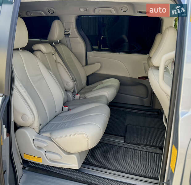 Мінівен Toyota Sienna 2013 в Одесі