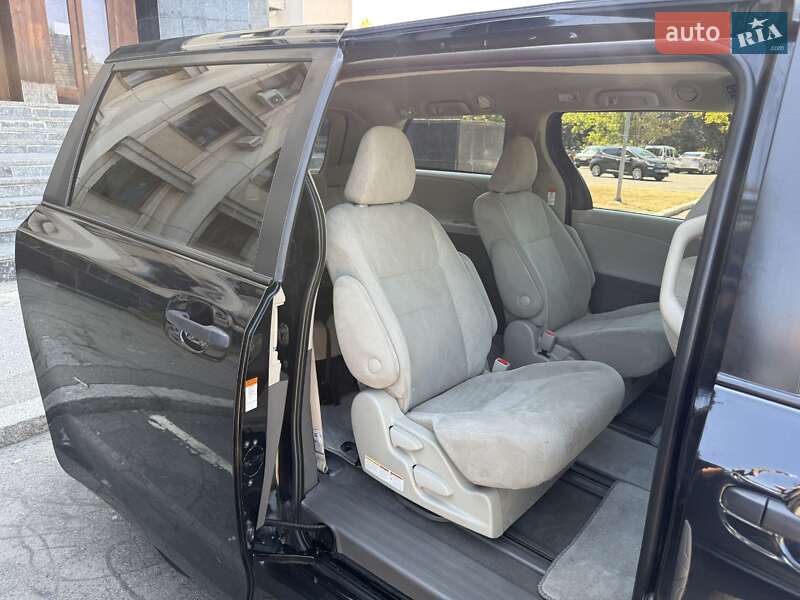Минивэн Toyota Sienna 2019 в Черноморске