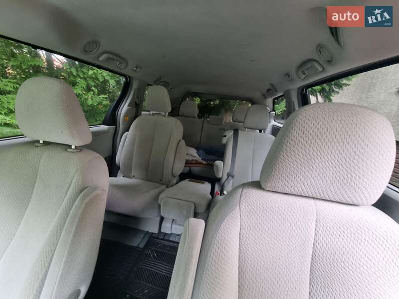 Мінівен Toyota Sienna 2013 в Гусятині