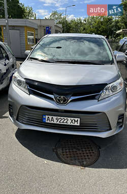 Минивэн Toyota Sienna 2018 в Киеве