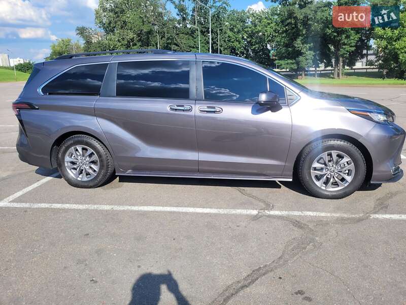 Мінівен Toyota Sienna 2022 в Києві
