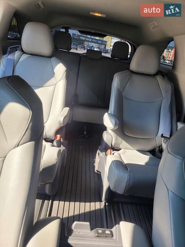 Мінівен Toyota Sienna 2022 в Києві