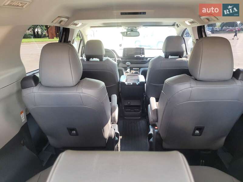Мінівен Toyota Sienna 2022 в Києві